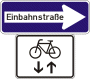 Schild Einbahnstraße - Autofahrer muss mit entgegenkommenden Radfahrern rechnen